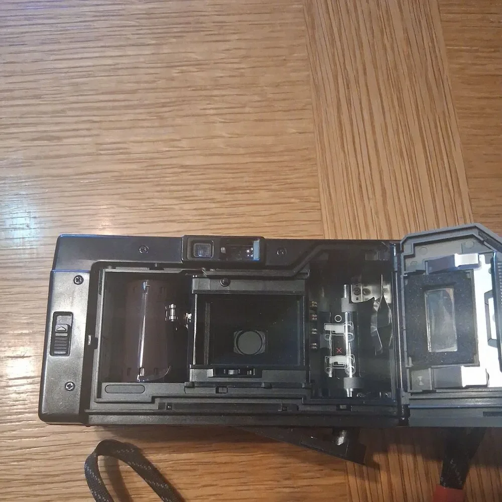 Minolta Freedom II Point & Shoot 35mm Film Camera works, battery won't latch